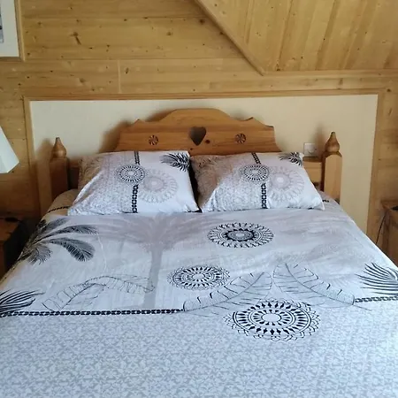 Проживание в семье La Maison Bleue Normande *